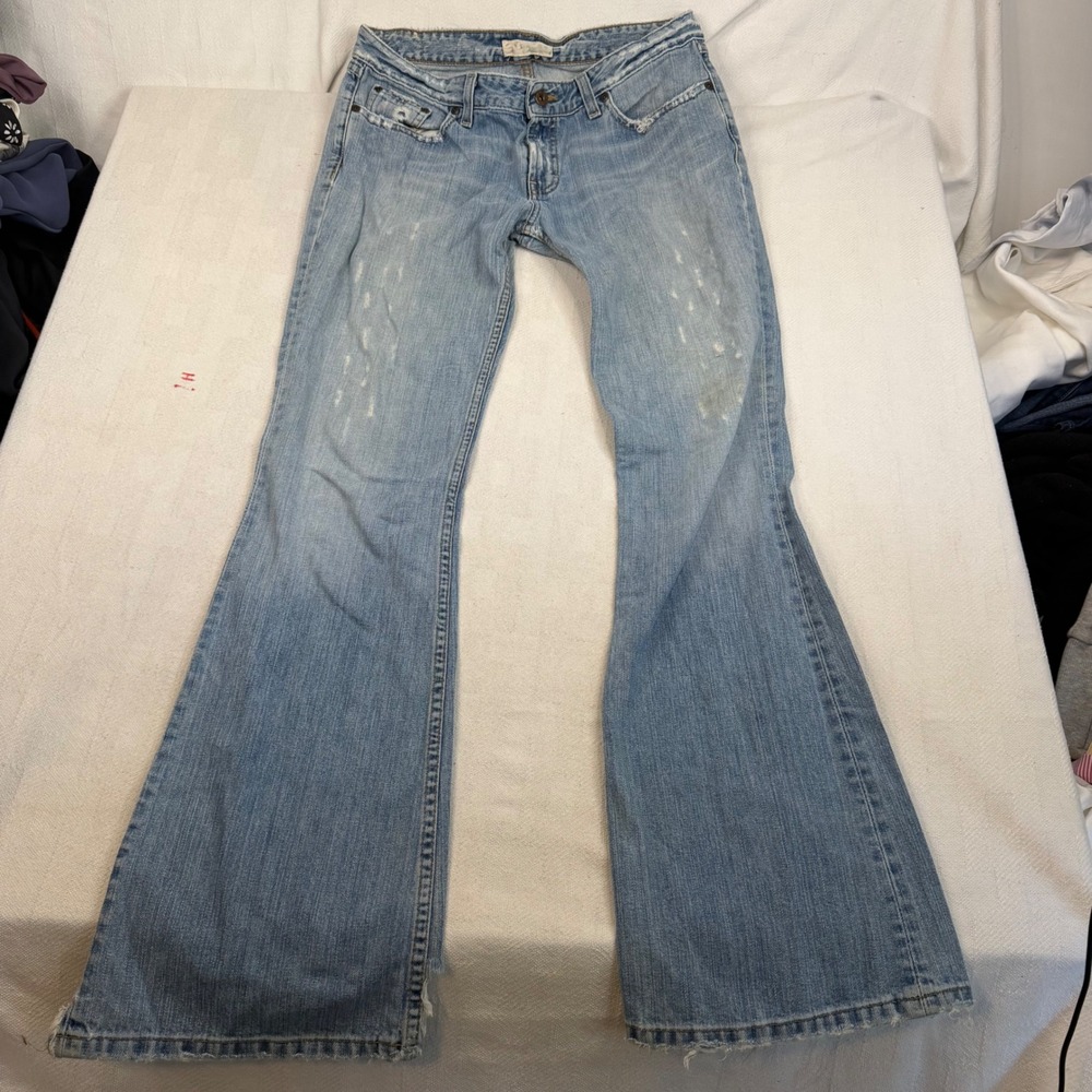 BKE Grace Low Rise Flare Distressed Light Wash Denim Jeans Womens Size 27 31x32